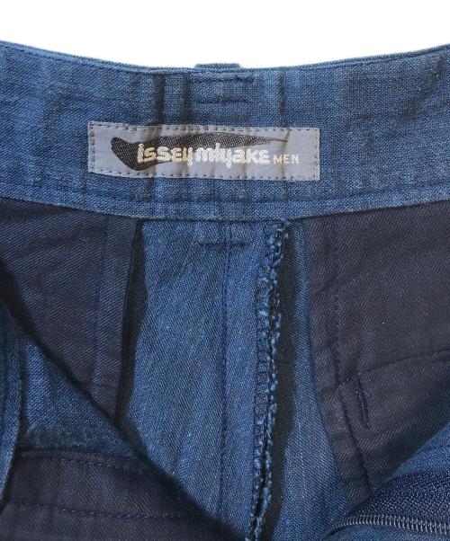 ISSEY MIYAKE MEN（イッセイミヤケメン）ISSEY MIYAKE MEN (イッセイミヤケメン) コットンリネンタックパンツ ブルー サイズ:Ⅿの古着・服飾アイテム
