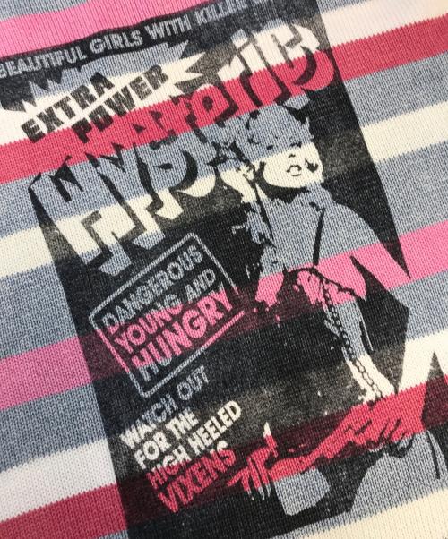 Hysteric Glamour（ヒステリックグラマー）Hysteric Glamour (ヒステリックグラマー) original Blues (オリジナルブルース) YOUNG AND HUNGRY ニット インディゴ×ピンク サイズ:Freeの古着・服飾アイテム