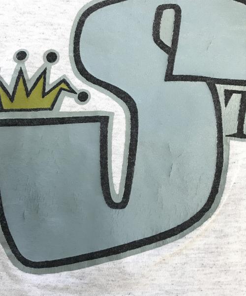 stussy（ステューシー）stussy (ステューシー) 折れクラウンプリントTシャツ グレー サイズ:Sの古着・服飾アイテム