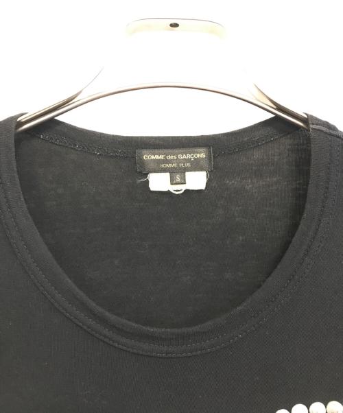 COMME des GARCONS HOMME PLUS（コムデギャルソンオムプリュス）COMME des GARCONS HOMME PLUS (コムデギャルソンオムプリュス) スタッズロゴTシャツ ブラック サイズ:Sの古着・服飾アイテム