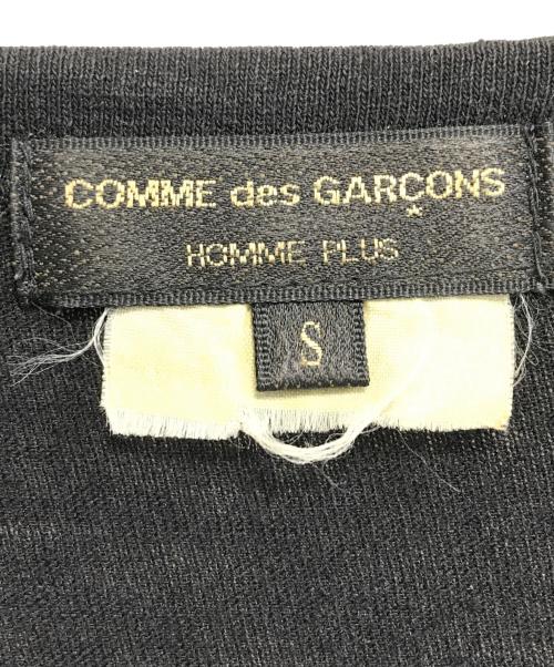 COMME des GARCONS HOMME PLUS（コムデギャルソンオムプリュス）COMME des GARCONS HOMME PLUS (コムデギャルソンオムプリュス) スタッズロゴTシャツ ブラック サイズ:Sの古着・服飾アイテム