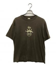 stussy（ステューシー）の古着「折れクラウンSロゴプリントTシャツ」｜カーキ