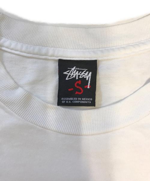 stussy（ステューシー）stussy (ステューシー) UNDEFEATED (アンディフィーテッド) プリントTシャツ ホワイト サイズ:Sの古着・服飾アイテム