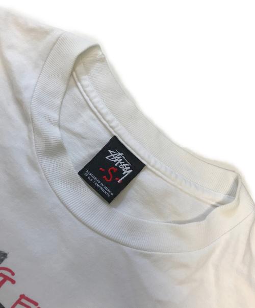 stussy（ステューシー）stussy (ステューシー) UNDEFEATED (アンディフィーテッド) プリントTシャツ ホワイト サイズ:Sの古着・服飾アイテム