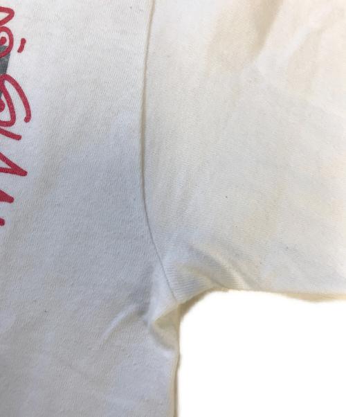 stussy（ステューシー）stussy (ステューシー) UNDEFEATED (アンディフィーテッド) プリントTシャツ ホワイト サイズ:Sの古着・服飾アイテム