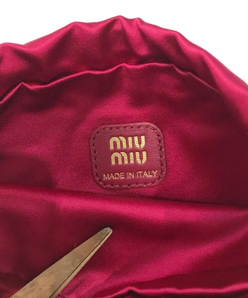 MIU MIU（ミュウミュウ）MIU MIU (ミュウミュウ) シルクサテン巾着ポーチ レッドの古着・服飾アイテム