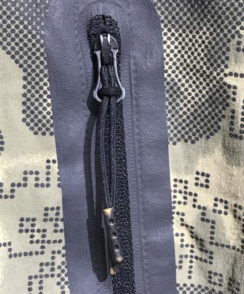 NIKE（ナイキ）NIKE (ナイキ) カモフラナイロンパーカー カーキ サイズ:Mの古着・服飾アイテム