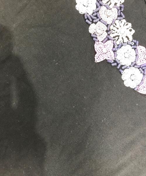 tricot COMME des GARCONS（トリココムデギャルソン）tricot COMME des GARCONS (トリココムデギャルソン) 花柄装飾Tシャツ ブラック サイズ:Sの古着・服飾アイテム
