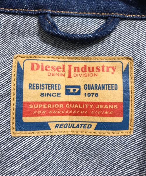 DIESEL（ディーゼル）DIESEL (ディーゼル) D-BARCY TRUCKER JACKET インディゴ サイズ:Mの古着・服飾アイテム