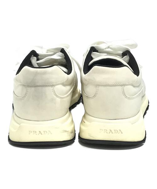 PRADA（プラダ）PRADA (プラダ) ローカットスニーカー ホワイト サイズ:6 1/2の古着・服飾アイテム