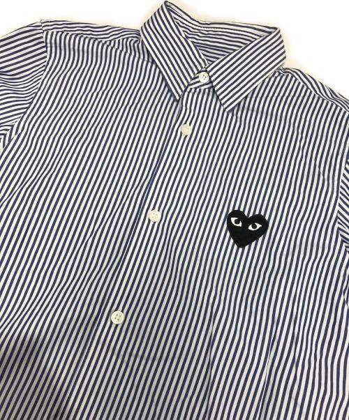 PLAY COMME des GARCONS（プレイコムデギャルソン）PLAY COMME des GARCONS (プレイコムデギャルソン) ブラックハートワッペン ストライプシャツ ブルー サイズ:Mの古着・服飾アイテム