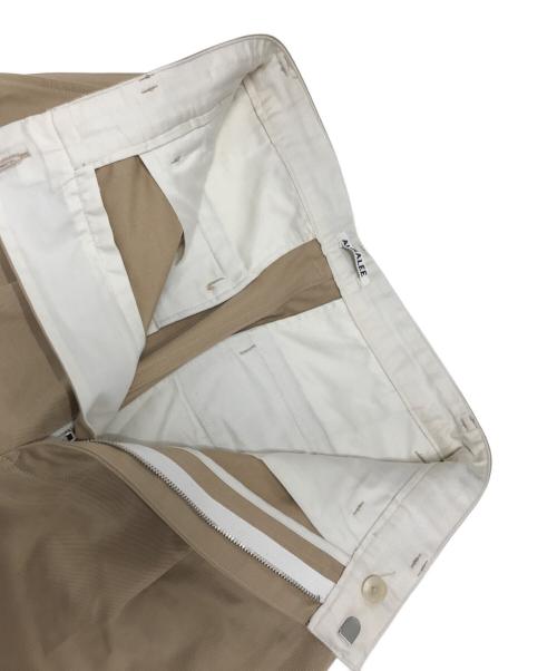 AURALEE（オーラリー）AURALEE (オーラリー) WASHED FINX CHINO ONE-TUCK PANTS カーキの古着・服飾アイテム
