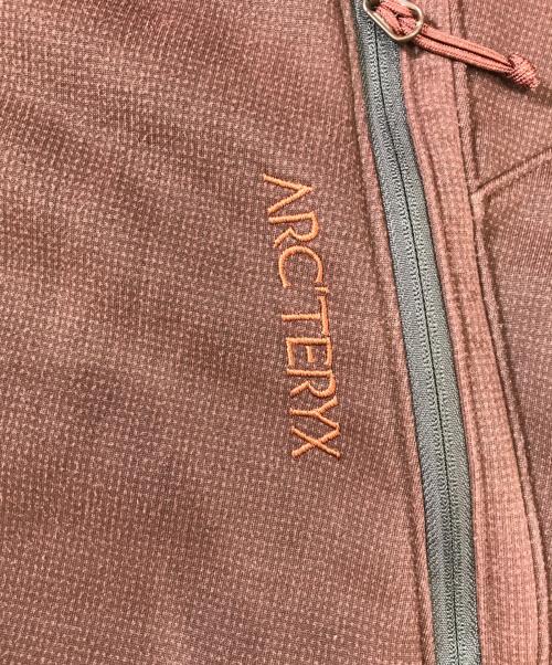 ARC'TERYX（アークテリクス）ARC'TERYX (アークテリクス) フーデッドジャケット ブラウン サイズ:Mの古着・服飾アイテム