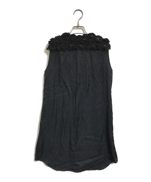 noir kei ninomiya（ノワール ケイ ニノミヤ）noir kei ninomiya (ノワール ケイ ニノミヤ) フラワーモチーフ装飾ノースリーブシャツ ブラック サイズ:XSの古着・服飾アイテム