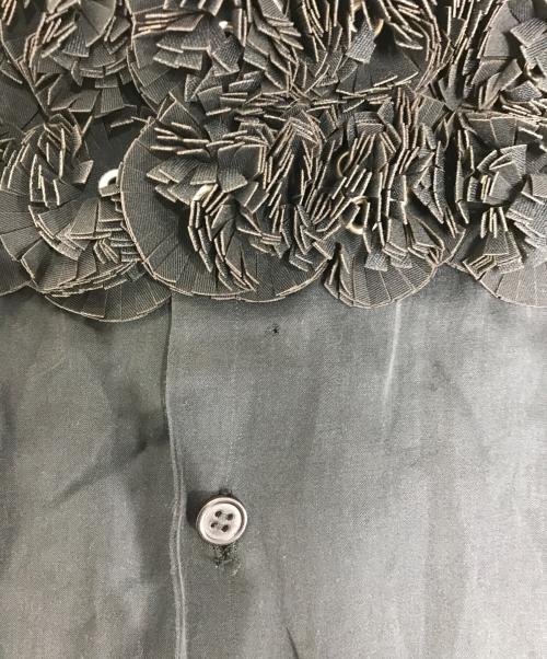 noir kei ninomiya（ノワール ケイ ニノミヤ）noir kei ninomiya (ノワール ケイ ニノミヤ) フラワーモチーフ装飾ノースリーブシャツ ブラック サイズ:XSの古着・服飾アイテム