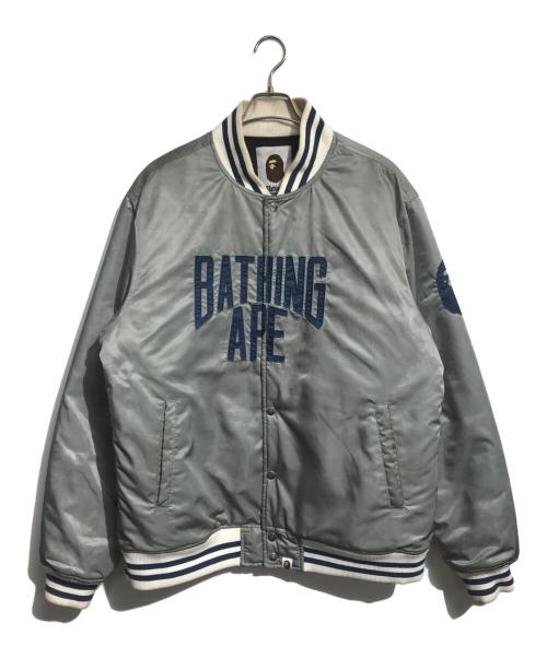A BATHING APE（アベイシングエイプ）A BATHING APE (アベイシングエイプ) SOLID CAMO NYC LOGO NYLON VARSITY JACKET グレー サイズ:2XLの古着・服飾アイテム