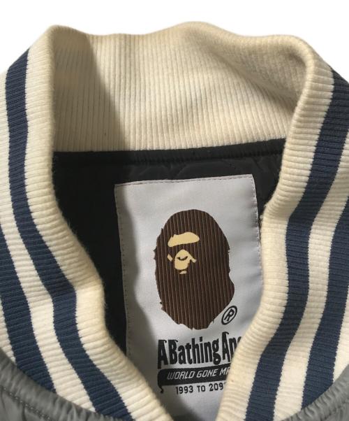 A BATHING APE（アベイシングエイプ）A BATHING APE (アベイシングエイプ) SOLID CAMO NYC LOGO NYLON VARSITY JACKET グレー サイズ:2XLの古着・服飾アイテム