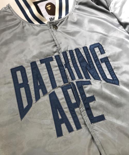 A BATHING APE（アベイシングエイプ）A BATHING APE (アベイシングエイプ) SOLID CAMO NYC LOGO NYLON VARSITY JACKET グレー サイズ:2XLの古着・服飾アイテム