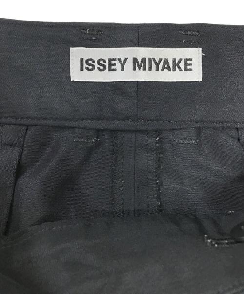 ISSEY MIYAKE（イッセイミヤケ）ISSEY MIYAKE (イッセイミヤケ) ポリオーバーツータックデザインパンツ ブラック サイズ:3の古着・服飾アイテム