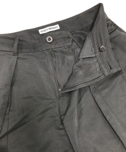 ISSEY MIYAKE（イッセイミヤケ）ISSEY MIYAKE (イッセイミヤケ) ポリオーバーツータックデザインパンツ ブラック サイズ:3の古着・服飾アイテム