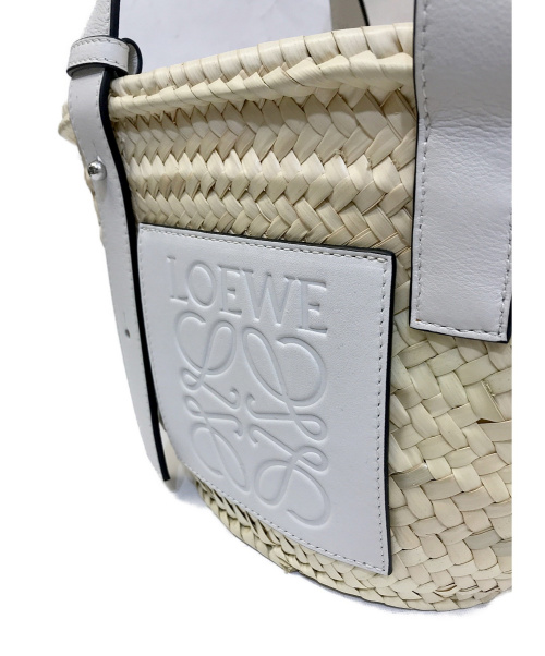 LOEWE（ロエベ）LOEWE (ロエベ) バスケットバッグ スモール (ヤシの葉&カーフ) ナチュラル×ホワイト A223S93X04 412101の古着・服飾アイテム