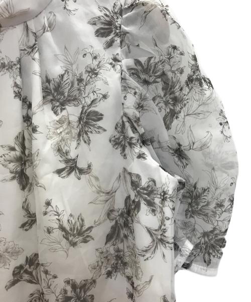 JUSGLITTY（ジャスグリッティー）JUSGLITTY (ジャスグリッティー) ラインタッチプリントブラウス ホワイト×グレー サイズ:1の古着・服飾アイテム