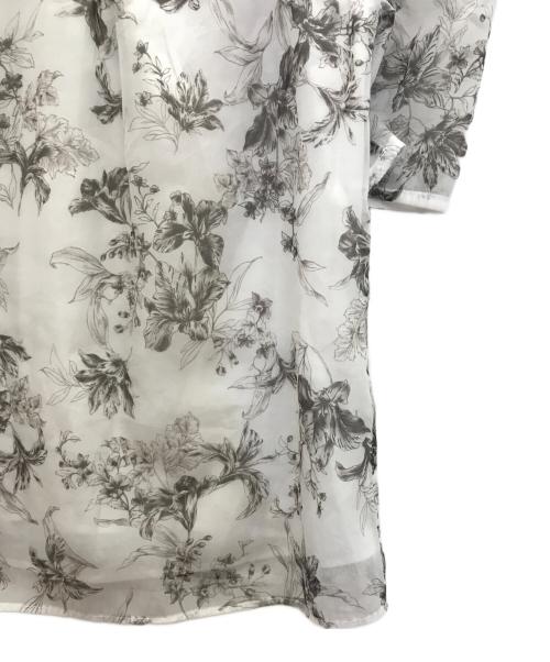 JUSGLITTY（ジャスグリッティー）JUSGLITTY (ジャスグリッティー) ラインタッチプリントブラウス ホワイト×グレー サイズ:1の古着・服飾アイテム