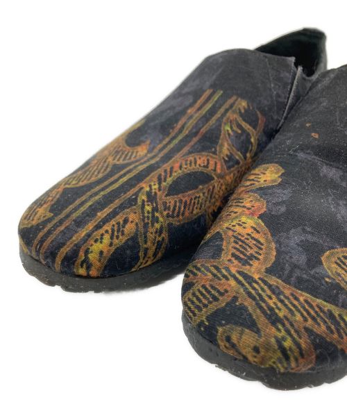 YOHJI YAMAMOTO（ヨウジヤマモト）YOHJI YAMAMOTO (ヨウジヤマモト) プリンテッドスリッポン ブラック×イエロー サイズ:不明の古着・服飾アイテム