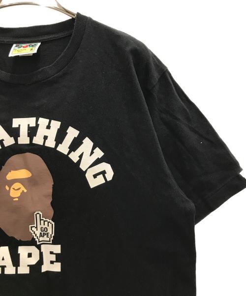 BAPE BY A BATHING APE（ベイプバイアベイシングエイプ）BAPE BY A BATHING APE (ベイプバイアベイシングエイプ) GO APE POINTER COLLEGE TEE ブラック サイズ:Mの古着・服飾アイテム