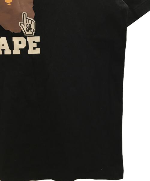 BAPE BY A BATHING APE（ベイプバイアベイシングエイプ）BAPE BY A BATHING APE (ベイプバイアベイシングエイプ) GO APE POINTER COLLEGE TEE ブラック サイズ:Mの古着・服飾アイテム