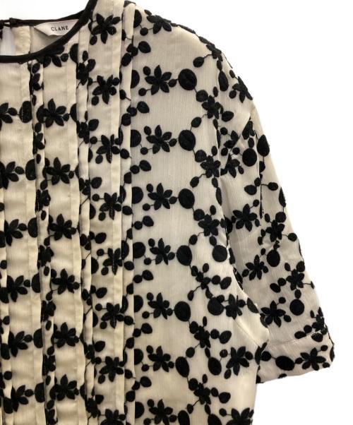 CLANE（クラネ）CLANE (クラネ) EMBROIDERY FLOWER TOPS ベージュ×ブラック サイズ:1の古着・服飾アイテム