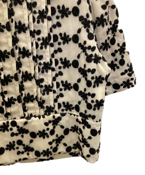 CLANE（クラネ）CLANE (クラネ) EMBROIDERY FLOWER TOPS ベージュ×ブラック サイズ:1の古着・服飾アイテム