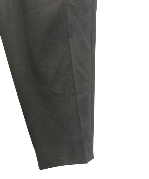 WHITE MOUNTAINEERING（ホワイトマウンテ二アニング）WHITE MOUNTAINEERING (ホワイトマウンテ二アニング) 3TUCK TAPERED PANTS グレーの古着・服飾アイテム