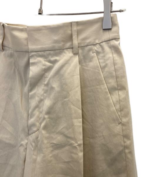 23区（ニジュウサンク）23区 (ニジュウサンク) コットンリネンストレッチ ストレートタック パンツ ベージュ サイズ:34の古着・服飾アイテム