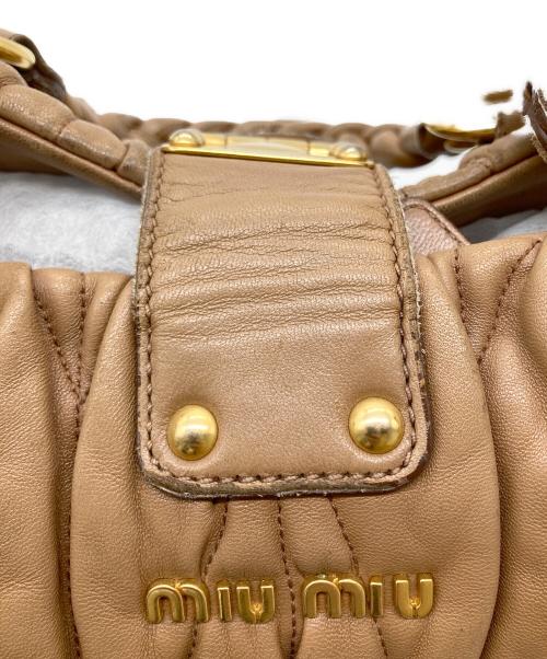 MIU MIU（ミュウミュウ）MIU MIU (ミュウミュウ) マテラッセ2WAYショルダーバッグ ベージュの古着・服飾アイテム