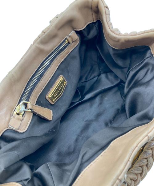 MIU MIU（ミュウミュウ）MIU MIU (ミュウミュウ) マテラッセ2WAYショルダーバッグ ベージュの古着・服飾アイテム