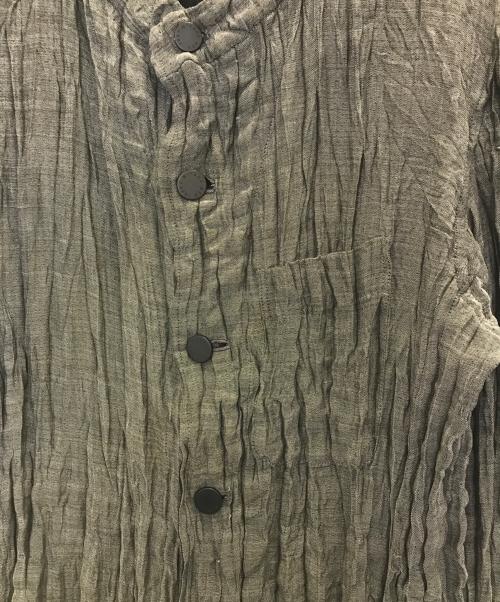 ISSEY MIYAKE MEN（イッセイミヤケメン）ISSEY MIYAKE MEN (イッセイミヤケメン) プリーツバンドカラーシャツ グレー サイズ:２の古着・服飾アイテム