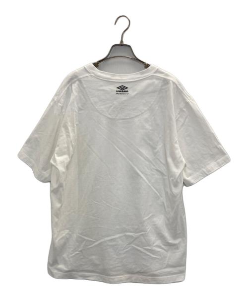 UMBRO（アンブロ）UMBRO (アンブロ) WHITE MOUNTAINEERING (ホワイトマウンテ二アニング) 別注 ロゴ 刺繍 Tシャツ ホワイト サイズ:XLの古着・服飾アイテム