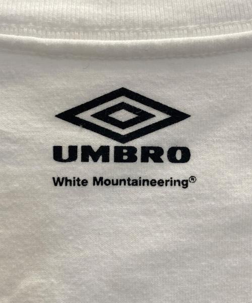 UMBRO（アンブロ）UMBRO (アンブロ) WHITE MOUNTAINEERING (ホワイトマウンテ二アニング) 別注 ロゴ 刺繍 Tシャツ ホワイト サイズ:XLの古着・服飾アイテム