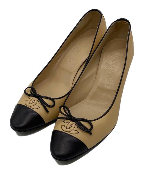 CHANEL（シャネル）CHANEL (シャネル) リボンバイカラーココマークパンプス ベージュ サイズ:38　1/2の古着・服飾アイテム