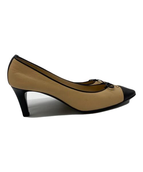 CHANEL（シャネル）CHANEL (シャネル) リボンバイカラーココマークパンプス ベージュ サイズ:38　1/2の古着・服飾アイテム