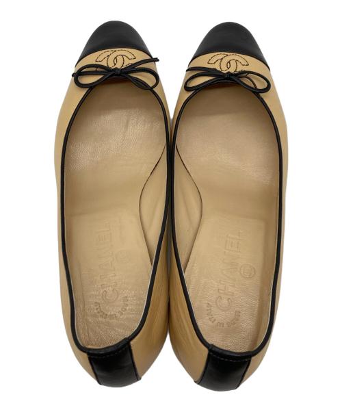 CHANEL（シャネル）CHANEL (シャネル) リボンバイカラーココマークパンプス ベージュ サイズ:38　1/2の古着・服飾アイテム