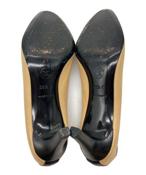 CHANEL（シャネル）CHANEL (シャネル) リボンバイカラーココマークパンプス ベージュ サイズ:38　1/2の古着・服飾アイテム