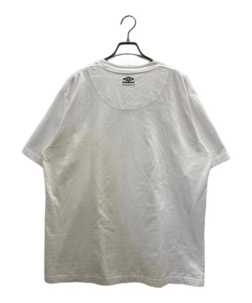 WHITE MOUNTAINEERING（ホワイトマウンテ二アニング）WHITE MOUNTAINEERING (ホワイトマウンテ二アニング) UMBRO (アンブロ) 別注 ロゴ 刺繍 Tシャツ ホワイト サイズ:XLの古着・服飾アイテム
