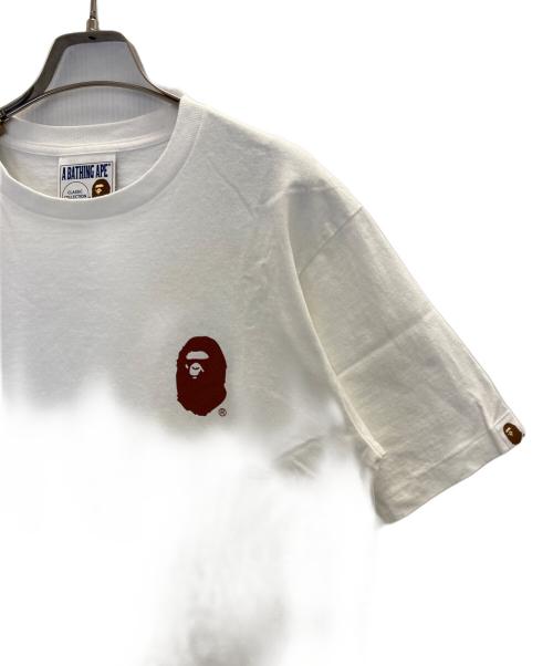 BAPE BY A BATHING APE（ベイプバイアベイシングエイプ）BAPE BY A BATHING APE (ベイプバイアベイシングエイプ) レターレッド T シャツ ホワイト サイズ:Ⅿの古着・服飾アイテム