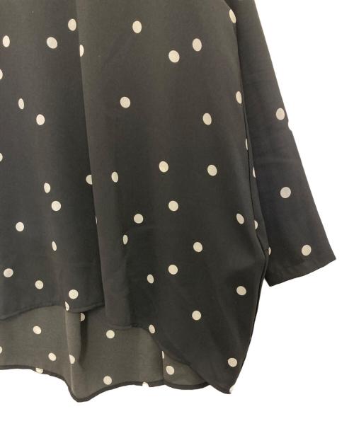 BEARDSLEY（ビアズリー）BEARDSLEY (ビアズリー) ドット後ろドレープTブラウス ブラックの古着・服飾アイテム
