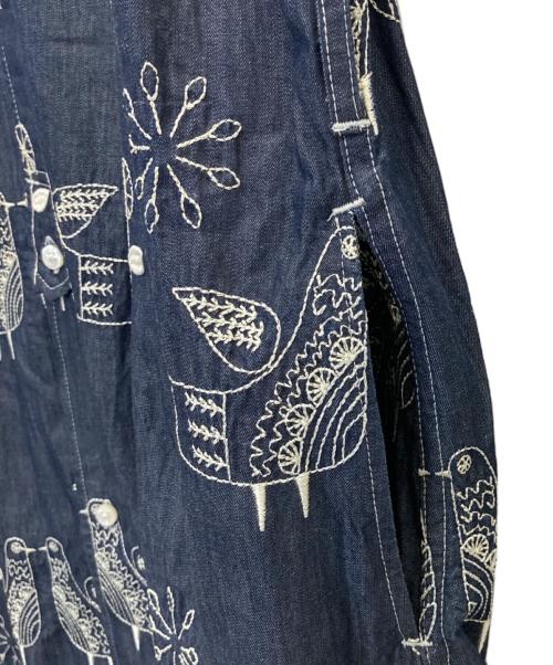 Engineered Garments（エンジニアドガーメンツ）Engineered Garments (エンジニアードガーメンツ) No Sleeve Banded Collar Dress Bird Embroidery Denim インディゴの古着・服飾アイテム