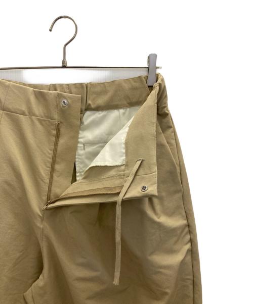 HELLY HANSEN（ヘリーハンセン）HELLY HANSEN (ヘリーハンセン) ストーレンツータックパンツ ベージュ サイズ:Mの古着・服飾アイテム