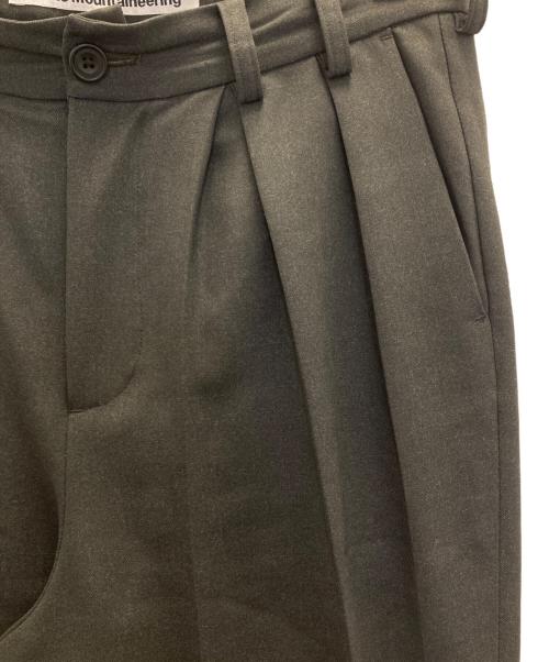 WHITE MOUNTAINEERING（ホワイトマウンテ二アニング）WHITE MOUNTAINEERING (ホワイトマウンテ二アニング) 3TUCK TAPERED PANTS グレーの古着・服飾アイテム