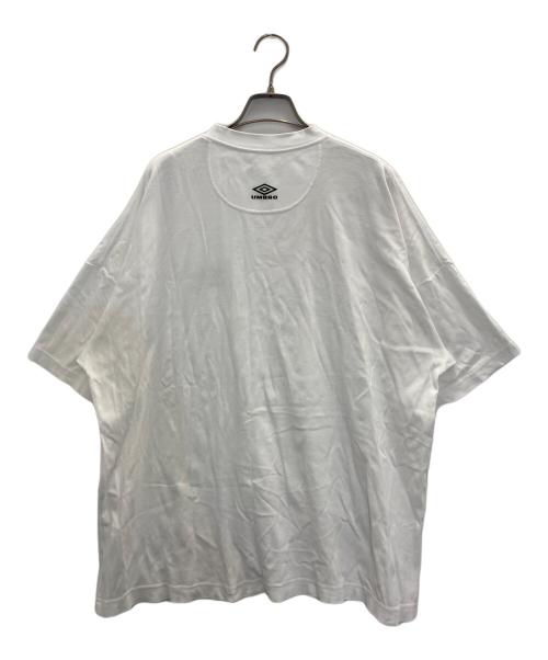 UMBRO（アンブロ）UMBRO (アンブロ) WHITE MOUNTAINEERING (ホワイトマウンテ二アニング) OVERSIZED TーSHIRT ホワイト サイズ:1の古着・服飾アイテム